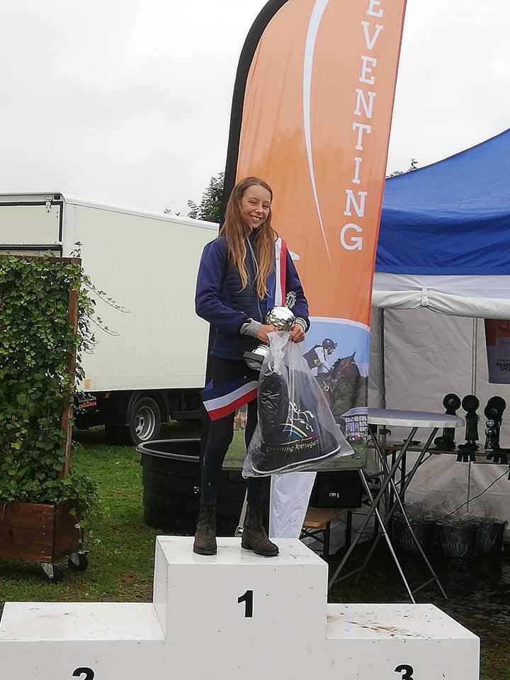 Limburgs kampioen outdoor 2019 eventing Katelijne Philipsen met Jumping Jewel in de klasse CL